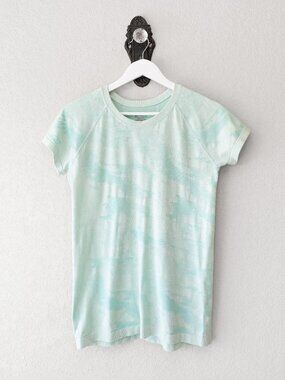 Athleta Tie Dye Short Sleeve Top Medium Green Athletic Workout Yoga Shirt Womens